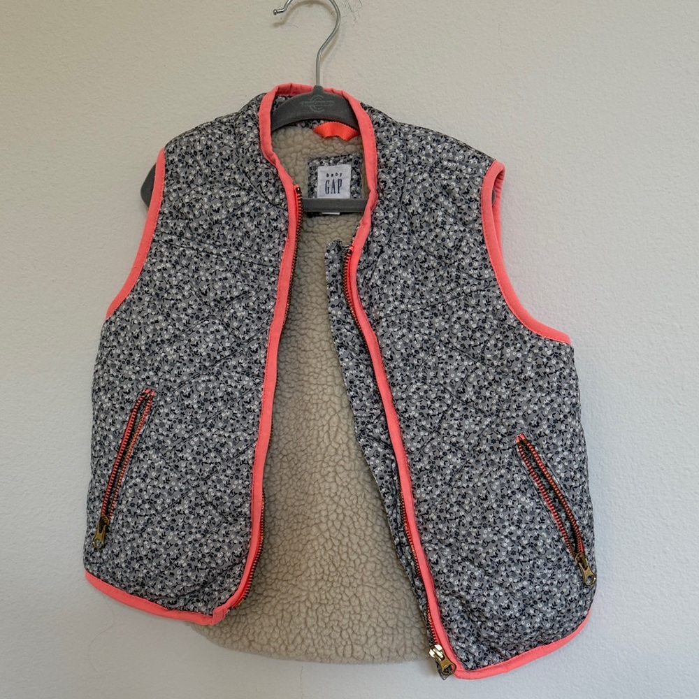 GAP Girls Quilted Vest in Gray and Coral size 5Y